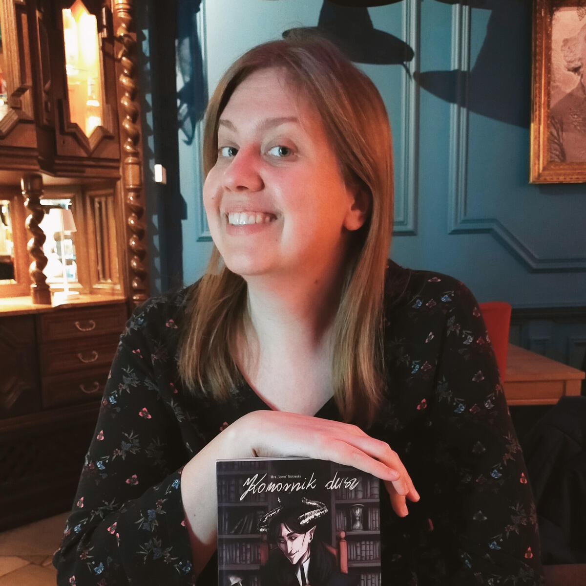 Zdjęcie portretowe, przedstawiające autorkę, Mirę "Sonne" Morawską, prezentującą komiks "Komornik dusz".